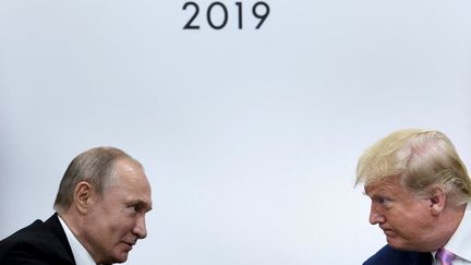 Les présidents russe et américain, Vladimir Poutine et Donald Trump, lors du Sommet du G20 à Osaka (Japon), le 28 juin 2019. (BRENDAN SMIALOWSKI / AFP)