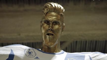 La "fausse" statue du footballeur David Beckham préparée pour le "Late Late Show" sur CBS. (CAPTURE D'ECRAN TWITTER)