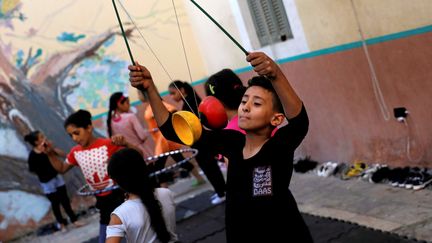 Au départ, seule une vingtaine de garçons venaient dans cette école. Aujourd’hui, 150 garçons et filles de 6 à 18 ans y étudient pendant deux ans au rythme de dix heures de cours par semaine. La fin du cursus est validée par un diplôme. (AMR ABDALLAH DALSH / REUTERS)