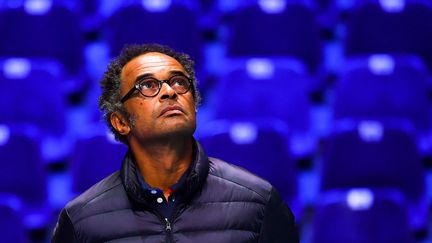 Le capitaine de l'équipe de France de tennis, Yannick Noah, le 23 novembre 2017, au stade&nbsp;Pierre-Mauroy&nbsp;à&nbsp;Villeneuve-d'Ascq (Nord). (PHILIPPE HUGUEN / AFP)