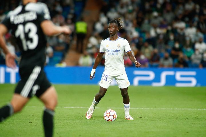 Titulaire dans un milieu à trois, Eduardo Camavinga n'a pas empêché la défaite du Real Madrid face au Sheriff Tiraspol (1-2) au Santiago Bernabeu pour la deuxième journée de Ligue des champions, mardi 28 septembre. (OSCAR BARROSO / SPAIN DPPI)