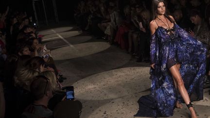 Julien Macdonald, auteur d'une présentation sulfureuse, s'est fait remarquer avec des robes très échancrées et beaucoup de dentelles.
	 
 (Vianney Le Caer/AP/SIPA)