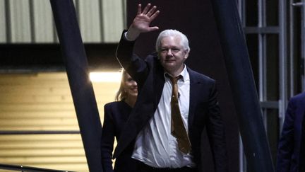 Le fondateur de WikiLeaks, Julian Assange, à son arrivée à l'aéroport de Canberra (Australie), le 26 juin 2024, après sa libération. (DAVID GRAY / AFP)