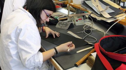 Des eleves apprenti dans un atelier de maroquinerie sellerie dans le centre de formation des apprentis Gregoire Ferrandi à Paris. (BRUNO LEVESQUE / MAXPPP)