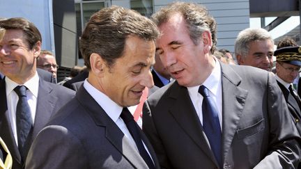 Nicolas Sarkozy (gauche) et Fran&ccedil;ois Bayrou (droite) discutent &agrave; Bordes (Pyr&eacute;n&eacute;es-Atlantique), le 22 juin 2010, alors que Nicolas Sarkozy, pr&eacute;sident de la R&eacute;publique de l'&eacute;poque, visite une usine qui fabrique des moteurs d'h&eacute;licopt&egrave;res. (PHILIPPE WOJAZER / AFP)