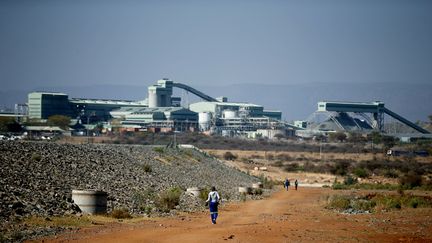 Des employés se rendent à pied à la mine de platine Mogalakwena à Mokopane, dans la province de Limpopo en Afrique du Sud, le 20 septembre 2017. (SIPHIWE SIBEKO / REUTERS)