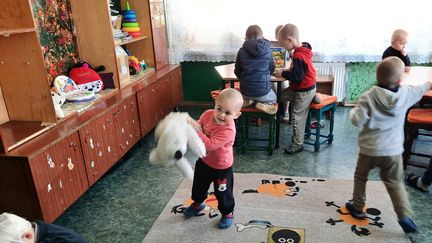 C'est l'heure des jeux pour les plus petits. Un millier d'orphelins ou d'enfants confiés aux services sociaux sont en ce moment pris en charge dans la région de Lviv. (AGATHE MAHUET / FRANCEINFO / RADIO FRANCE)