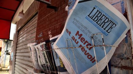 Le dernier numéro du quotidien algérien francophone "Liberté" dans un kiosque à Alger, le 14 avril 2022. (RYAD KRAMDI / AFP)