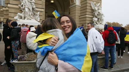 Des résidents de Kherson vivant temporairement à Odessa (Ukraine), pendant l'occupation russe, célèbrent la libération de leur ville d'origine, le 12 novembre 2022.&nbsp; (STR / NURPHOTO / AFP)