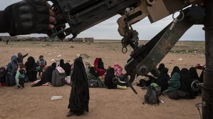 Les kurdes YPG de la coalition emmènent le 23 février des milliers de femmes et d'enfants de jihadistes sortis de Baghouz, le dernier bastion jihadiste du groupe Etat islamique en Syrie, dans des camions pour les déposer au camp de Al Hol à quelques heures de route.&nbsp; (CHRIS HUBY / LE PICTORIUM / MAXPPP)