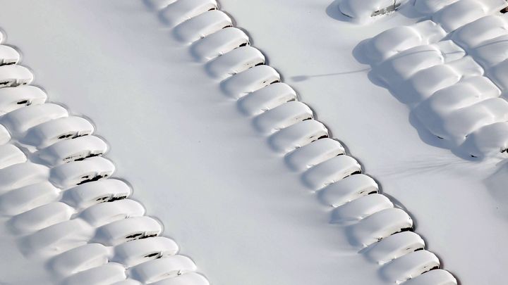 Des dizaines de voitures recouvertes par la neige, mercredi 19 novembre, sur un parking &agrave; Orchard Park, une banlieue de Buffalo. (AP / SIPA)