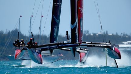 Le team Oracle (USA) affronte Team New Zealand en finale de la Coupe de l'America à Hamilton aux Bermudes, le 18 juin 2017 (CLIVE MASON / GETTY IMAGES NORTH AMERICA)