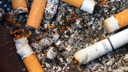 Recycler les mégots de cigarettes pourrait être rentable. (AFP)