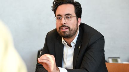 Le député de Paris Mounir Mahjoubi alors qu'il était encore secrétaire d'Etat au Numérique, le 21 février 2019 au ministère de l'Economie, à Paris. (BERTRAND GUAY / AFP)