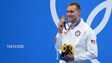 Caeleb Dressel après sa victoire sur le 100m papillon lors des Jeux olympiques de Tokyo, le 31 juillet (JONATHAN NACKSTRAND / AFP)