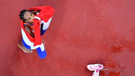 Sifan Hassan, après sa victoire en finale du 5 000 m, aux Jeux olympiques, le 2 août 2021. (ANTONIN THUILLIER / AFP)