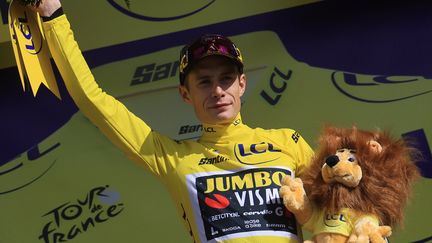 Jonas Vingegaard sur le podium du Tour de France à l'arrivée à Courchevel, mercredi 19 juillet. (MAXPPP)