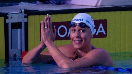 La nageuse italienne Federica Pellegrini remercie ses fans à la piscine Felice Scandone lors de la Ligue internationale de natation (ISL), à Naples,le 5 septembre 2021.&nbsp; (ELIANO IMPERATO / CONTROLUCE VIA AFP)