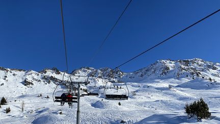 Des skieurs sur un télésiège lors des vacances d'hiver, aux Arcs. (VANESSA MEYER / MAXPPP)