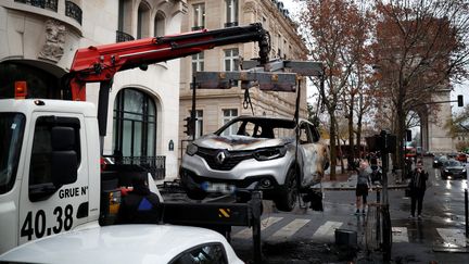 Une voiture enlevée&nbsp;des rues de&nbsp;Paris, le 2 décembre 2018, au lendemain de la mobilisation des "gilets jaunes". (BENOIT TESSIER / REUTERS)