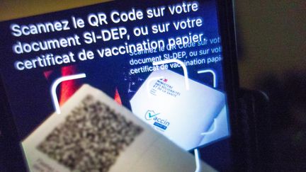 L'application TousAntiCovid permet d'enrgister le certificat de vaccination grâce au QR code (BRUNO LEVESQUE / MAXPPP)