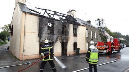 Les pompiers ont mis près de trois heures pour venir à bout de l'incendie qui a embrasé la maison (AFP / Thomas BREGARDIS)