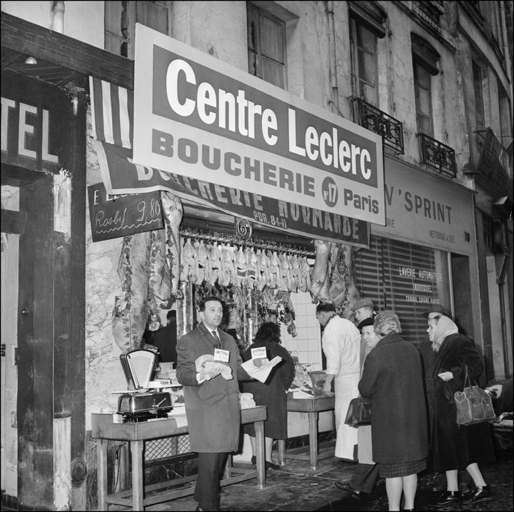 Edouard Leclerc, le 17 f&eacute;vrier 1963, devant sa premi&egrave;re boucherie &agrave; Paris. (AFP)