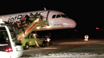 Un avion de la compagnie JetBlue a dérapé sur le tarmac de l'aéroport de Boston (Etats-Unis), lundi 25 décembre 2017.&nbsp; (SOCIAL MEDIA / REUTERS)