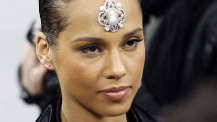 Pour assister au d&eacute;fil&eacute; Chanel, Alicia Keys avait jug&eacute; utile de parer sa joli frimousse d'un bijou "de t&ecirc;te". Mauvaise id&eacute;e. (ALEXANDER KLEIN / AFP)