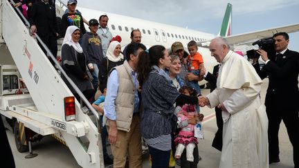 Le pape François accueille des réfugiés syriens à Rome (Italie), le 16 avril 2016. (FILIPPO MONTEFORTE / AFP)