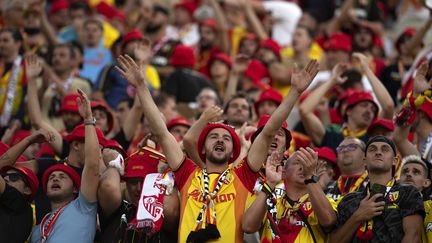 Des supporters du Racing Club de Lens, lors de la première journée de Ligue des champions, à Séville, le 20 septembre 2023. (JORGE GUERRERO / AFP)