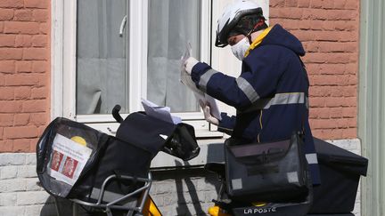 Un facteur à Lille (Nord), le 27 mars 2020.&nbsp; (MICHEL SPINGLER / AP / SIPA)