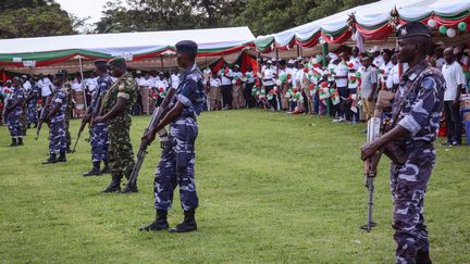 Des militaires burundais montent la garde lors de la campagne du parti au pouvoir, le CNDD-FDD, à Bujumbura, avant le référendum concernant l'amendement constitutionnel en mai 2018. (STR / AFP)