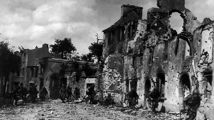 1er août 1944. Des soldats américains dans les rues bombardées de Lambezellec, un petit village près de Brest, à la recherche de soldats allemands.&nbsp; (KEYSTONE-FRANCE / GAMMA-KEYSTONE VIA GETTY IMAGES)