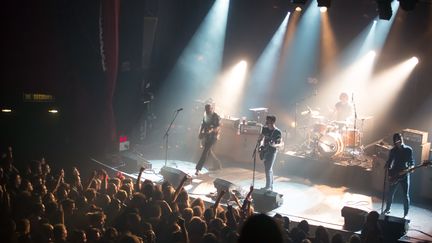 Le groupe Eagles of Death Metal joue sur la scène du Bataclan, le 13 novembre 2015 à Paris. (MARION RUSZNIEWSKI / ROCK & FOLK / AFP)