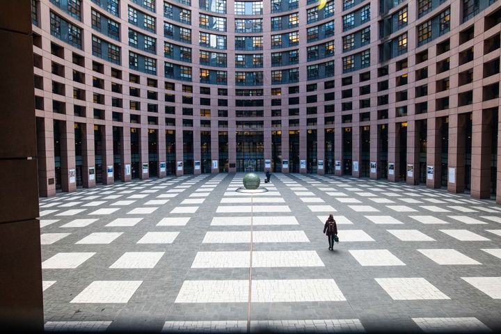 La cour intérieure du bâtiment du Parlement européen à Strasbourg.&nbsp; (DPA / PICTURE ALLIANCE / GETTY IMAGES)