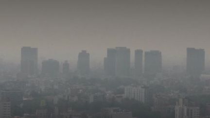 Un nuage de pollution enveloppe Mexico vendredi 17 mai 2019. (FRANCE 2)