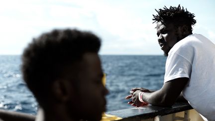 Des personnes à bord de l'"Aquarius", le 14 juin 2018, qui est en route vers Valence (Espagne). (MEDECINS SANS FRONTIERES / AFP)