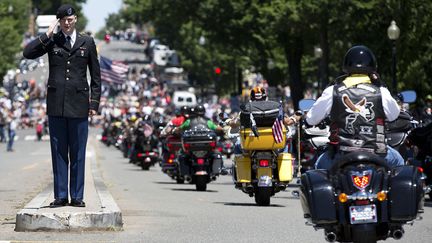 Un homme en uniforme salue des bikers lors du rallye annuel&nbsp;Rolling Thunder organis&eacute; en m&eacute;moire des v&eacute;t&eacute;rans de guerre &agrave; Washington (Etats-Unis), le 26 mai 2013. (JOSHUA ROBERTS / REUTERS)