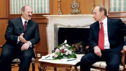 Le président biélorusse, Alexandre Loukachenko, et son homologue russe, Vladimir Poutine, lors du sommet de Sochi, en Russie, le 15 décembre 2005. (ALEXEY PANOV / ITAR-TASS / AFP)