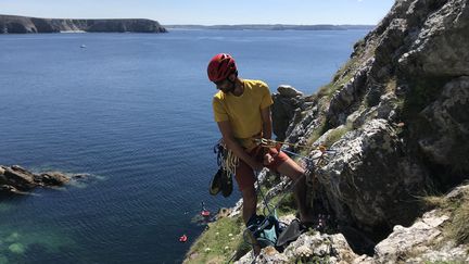 En Bretagne, sur la Dalle des débutants, une falaise qui tombe dans l'océan à Pen-Hir, les grimpeurs retrouvent leurs sensations, après deux mois de confinement . (JÉRÔME VAL / RADIO FRANCE)