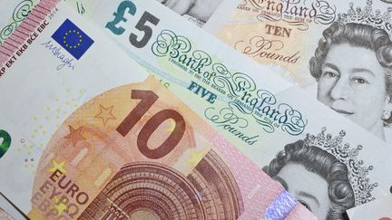 Des billets de banque britanniques en livres sterling et un billet européen de 10 euros. (JEAN-LUC FL?MAL / MAXPPP)