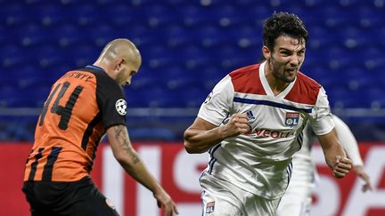 Le Lyonnais Léo Dubois célèbre son but qui a permis à son équipe d'égaliser face au Shakhtar Donetsk, le 2 octobre 2018, à Lyon. (JEFF PACHOUD / AFP)