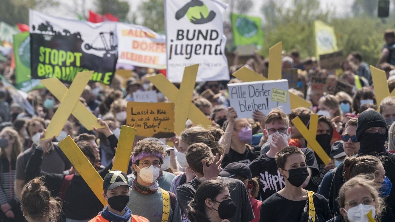 Tausende Demonstranten versammelten sich in dem Dorf, das wegen der Ausweitung der Kohlemine vom Verschwinden bedroht ist