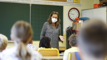 Une institutrice donne cours à ses élèves dans une école primaire à Nice, le 1er septembre 2020. (DYLAN MEIFFRET / MAXPPP)