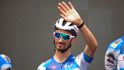 Le cycliste français Julian Alaphilippe au départ de la 12e étape du Tour d'Italie, le 16 mai 2024 à Martinsicuro (Italie) (LORENZO DI COLA / AFP)