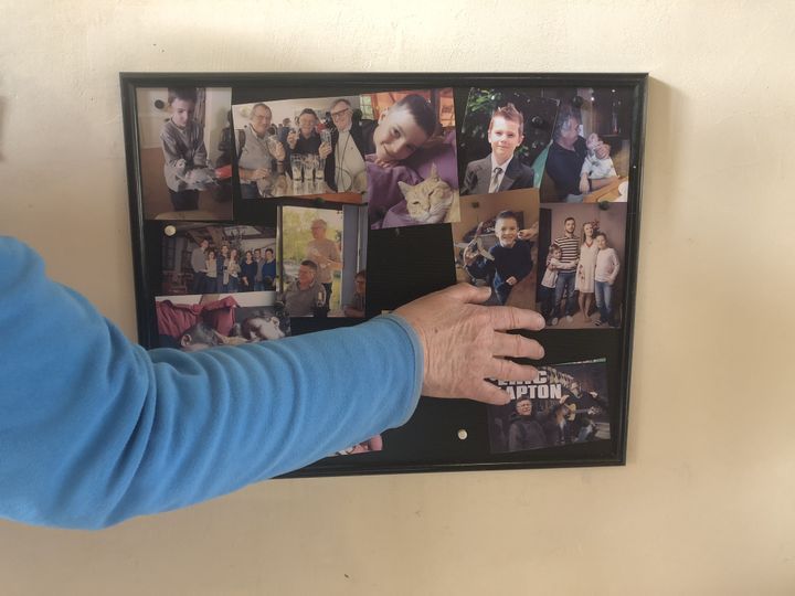 A photo frame at Marc and Paule Buffy, March 29, 2022, in Island (Yonne).  (RAPHAEL GODET / FRANCEINFO)