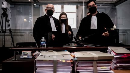 Alain&nbsp;Jakubowicz (gauche), Valentine Pariat (centre) et&nbsp;Mathieu Moutous (droite), avocats de Nordahl Lelandais, au palais de justice de Chambéry (Savoie), le 3 mai 2021.&nbsp; (JEFF PACHOUD / AFP)