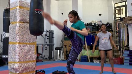 Entrainement au gymnase de l'association Yoga and Sport With Refugees, le 23 mai 2022. (Louise Le Borgne / Franceinfo:sport)