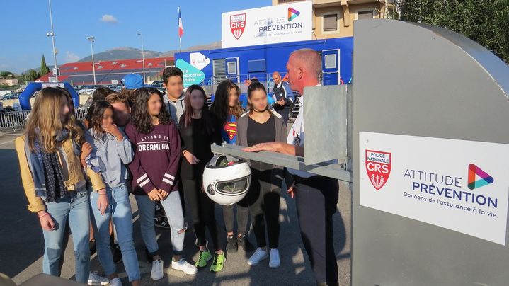 De nombreux ateliers dont une démonstration auprès des jeunes de la résistance d'un casque. (ATTITUDE PREVENTION POUR FRANCE INFO)